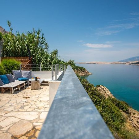 A White Cliffside Studio Pag Town Bagian luar foto