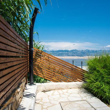 A White Cliffside Studio Pag Town Bagian luar foto