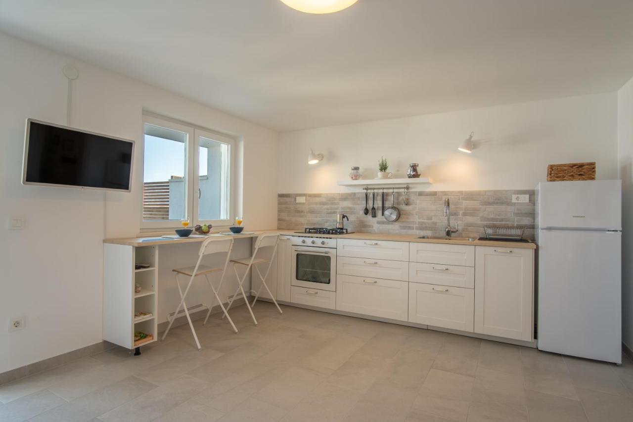 A White Cliffside Studio Pag Town Bagian luar foto