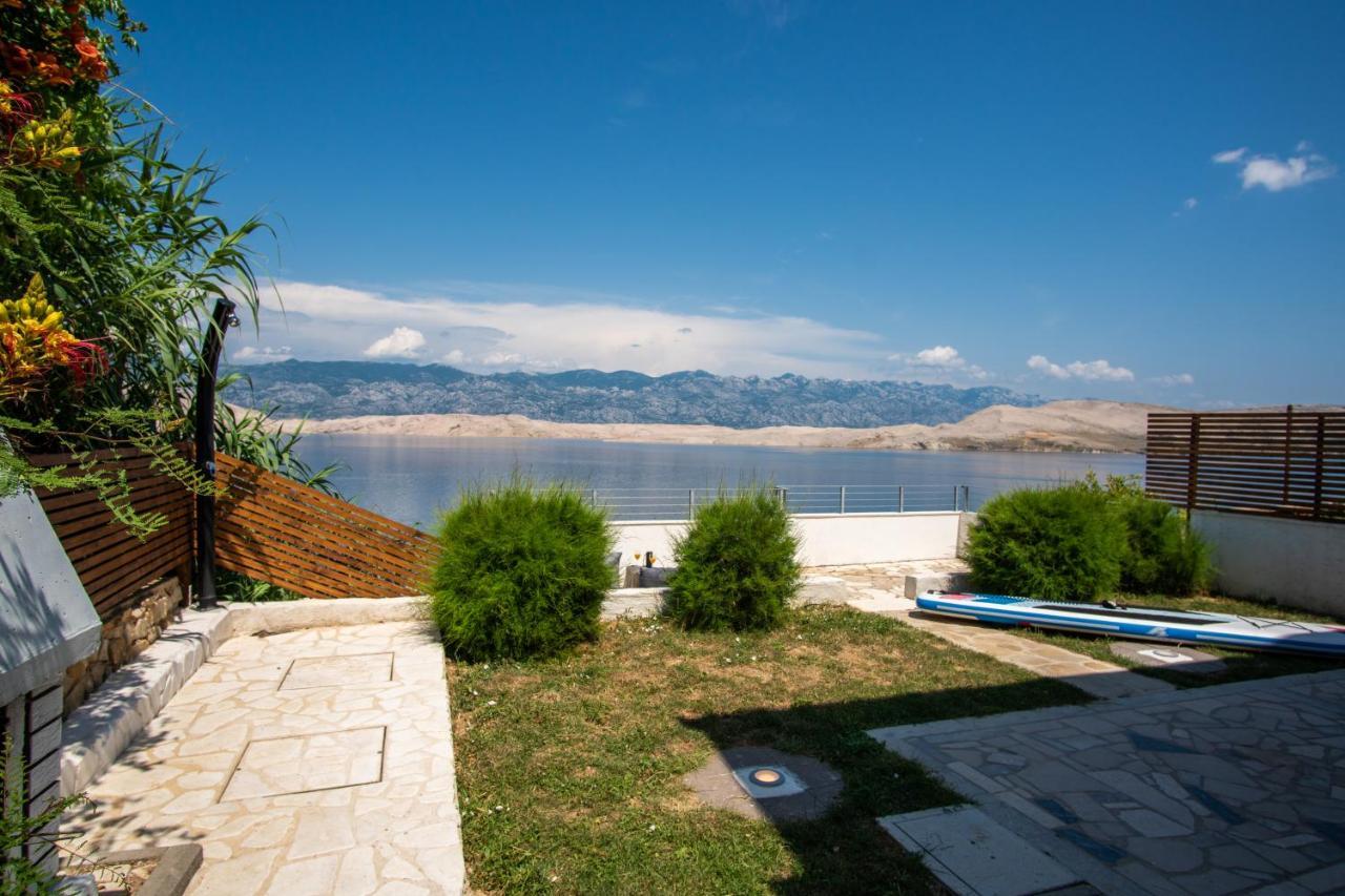 A White Cliffside Studio Pag Town Bagian luar foto