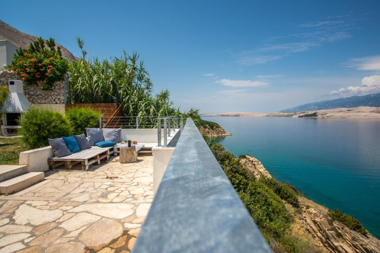 A White Cliffside Studio Pag Town Bagian luar foto