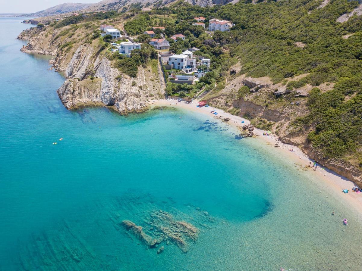 A White Cliffside Studio Pag Town Bagian luar foto
