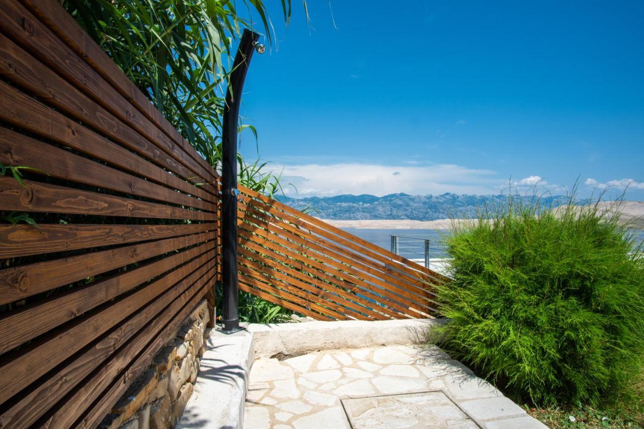 A White Cliffside Studio Pag Town Bagian luar foto
