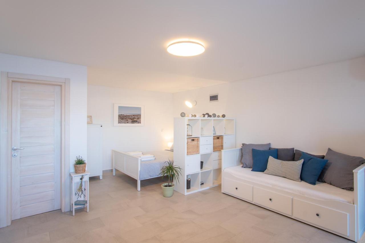 A White Cliffside Studio Pag Town Bagian luar foto