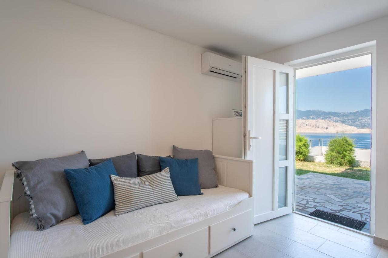 A White Cliffside Studio Pag Town Bagian luar foto