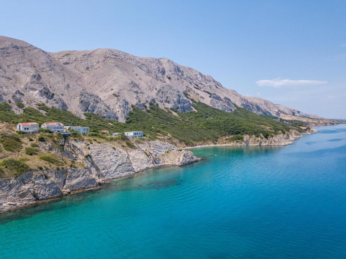 A White Cliffside Studio Pag Town Bagian luar foto