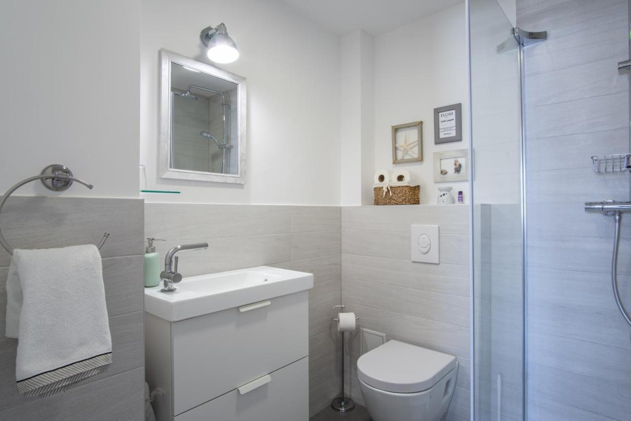 A White Cliffside Studio Pag Town Bagian luar foto